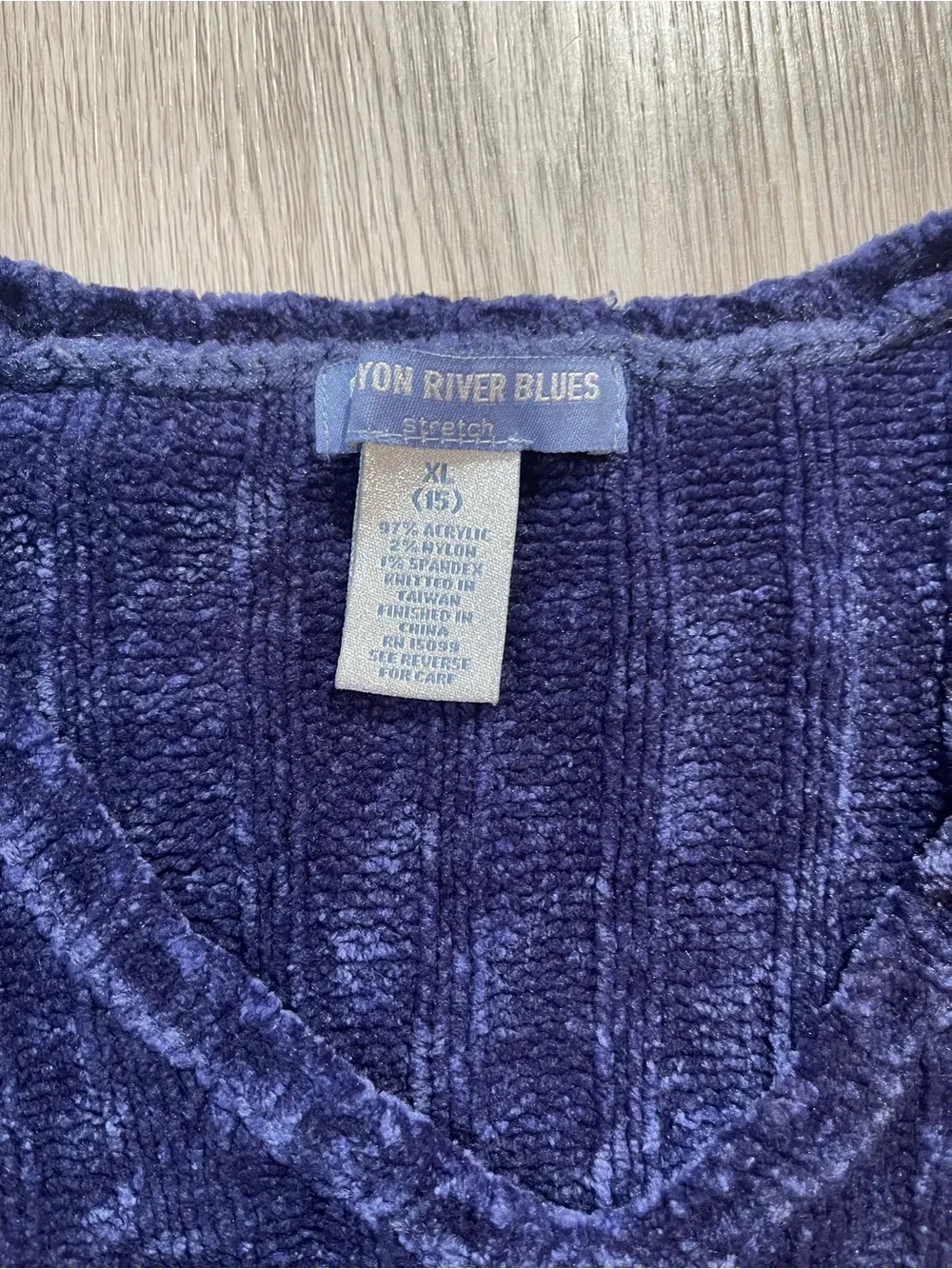 Canyon River Blues V-Neck Ribbed Sweater - Navy